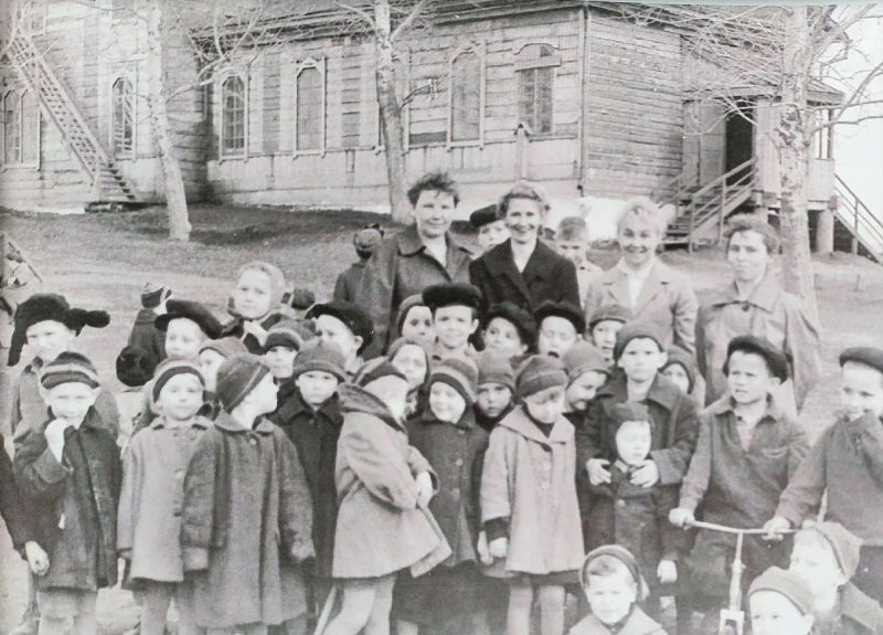 Учащиеся детского дома на фоне здания церкви- школы. Из коллекции школьного музея с. Медведск.