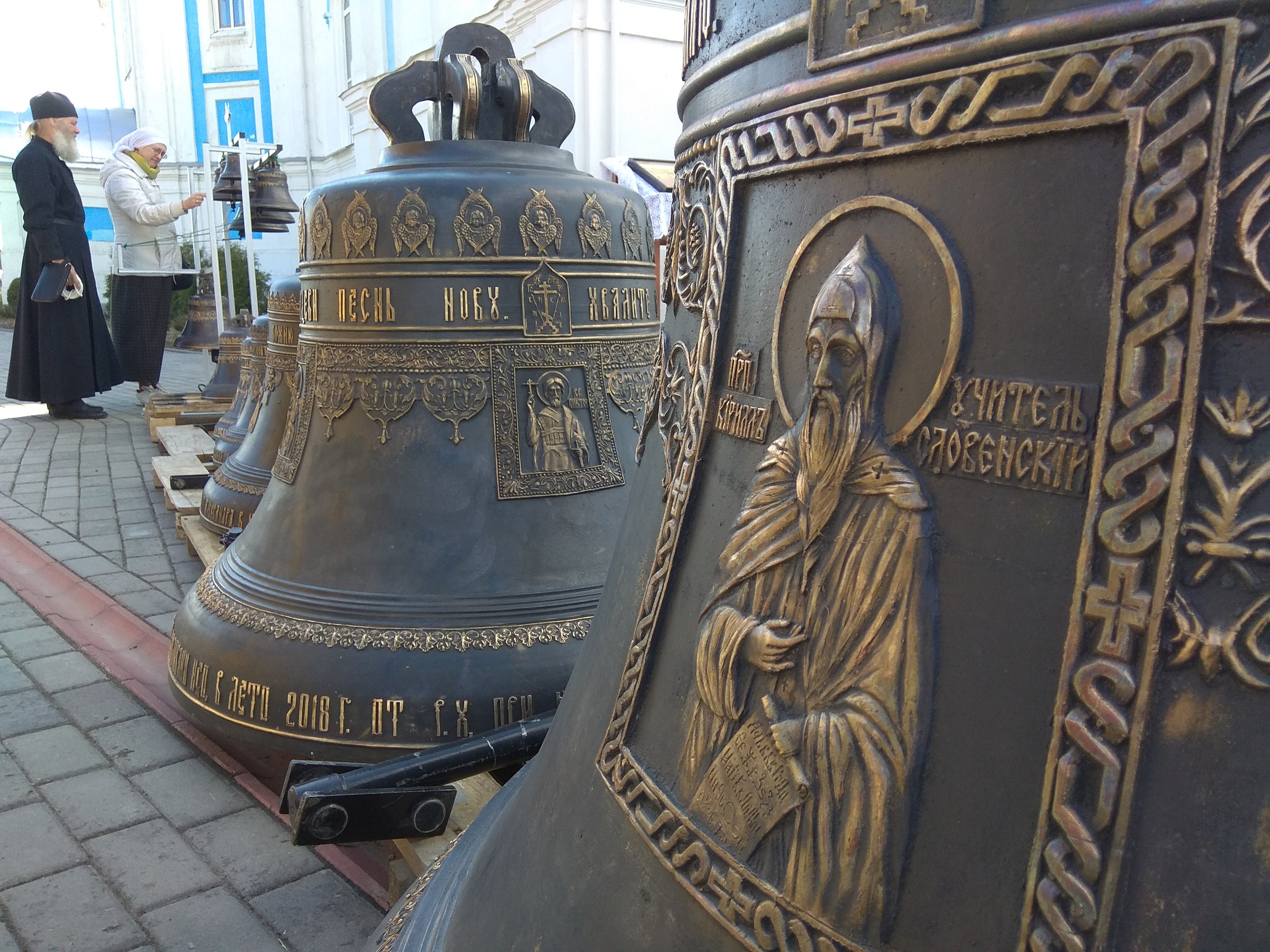 Освящены колокола для Троицкого собора, восстановление которого идет в Колывани