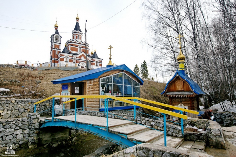 Митрополит Никодим совершил Божественную литургию в храме в честь Новомучеников и исповедников Церкви Русской 