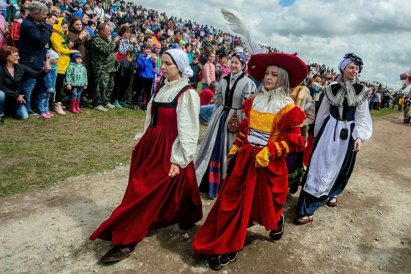 Ролевики в костюмах средневековья идут по дорогам Колыванского района