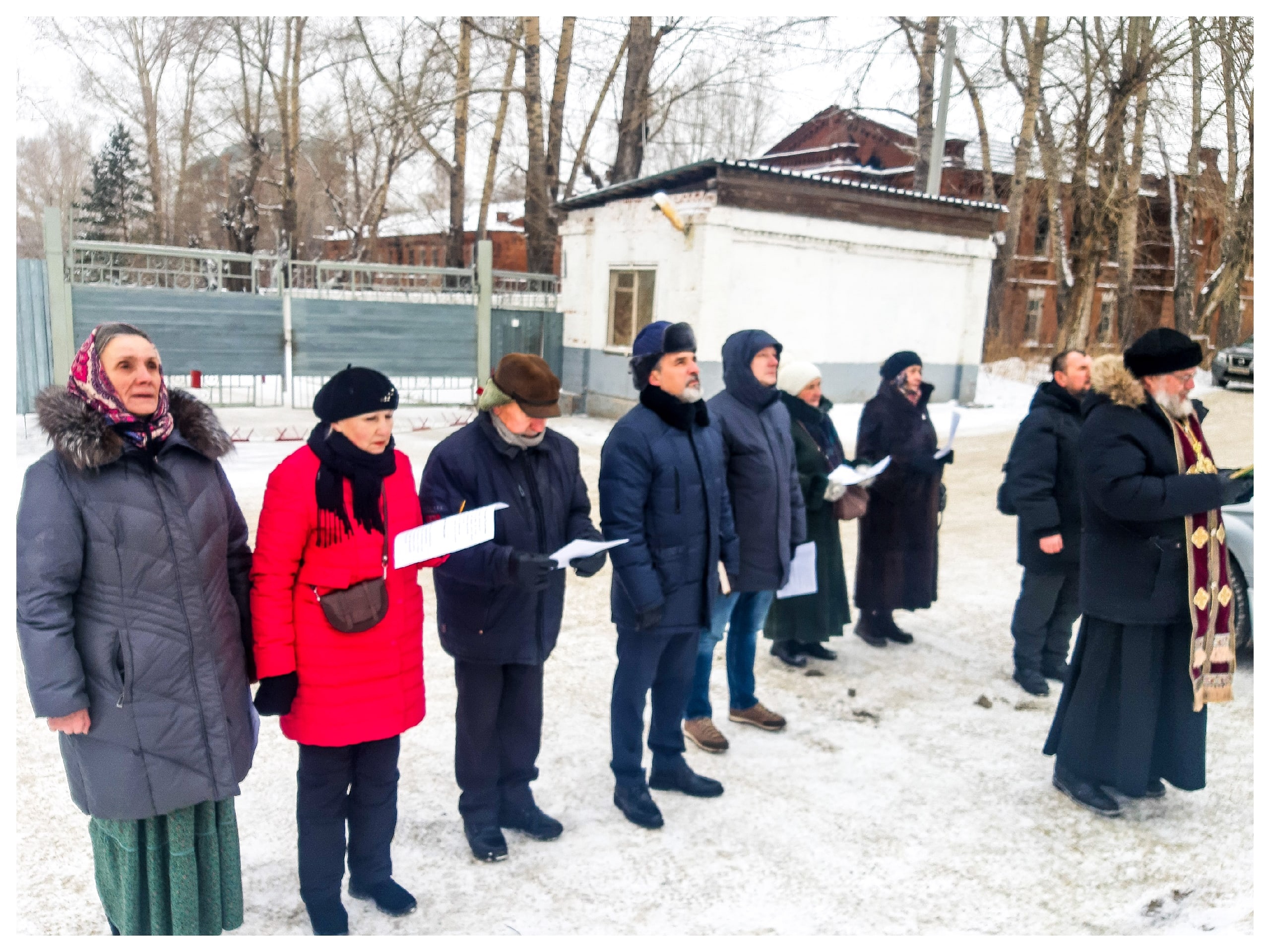 Состоялся молебен на месте разрушенного храма в военном городке г. Новосибирска