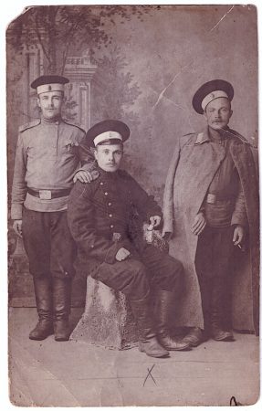 Федор Антонович Ефимов 1892 г. (в центре)