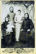 Родители сщмч. Петра — отец, Иоанн Новосельский, мать (с ребенком на руках) — и сестра Александра с мужем.