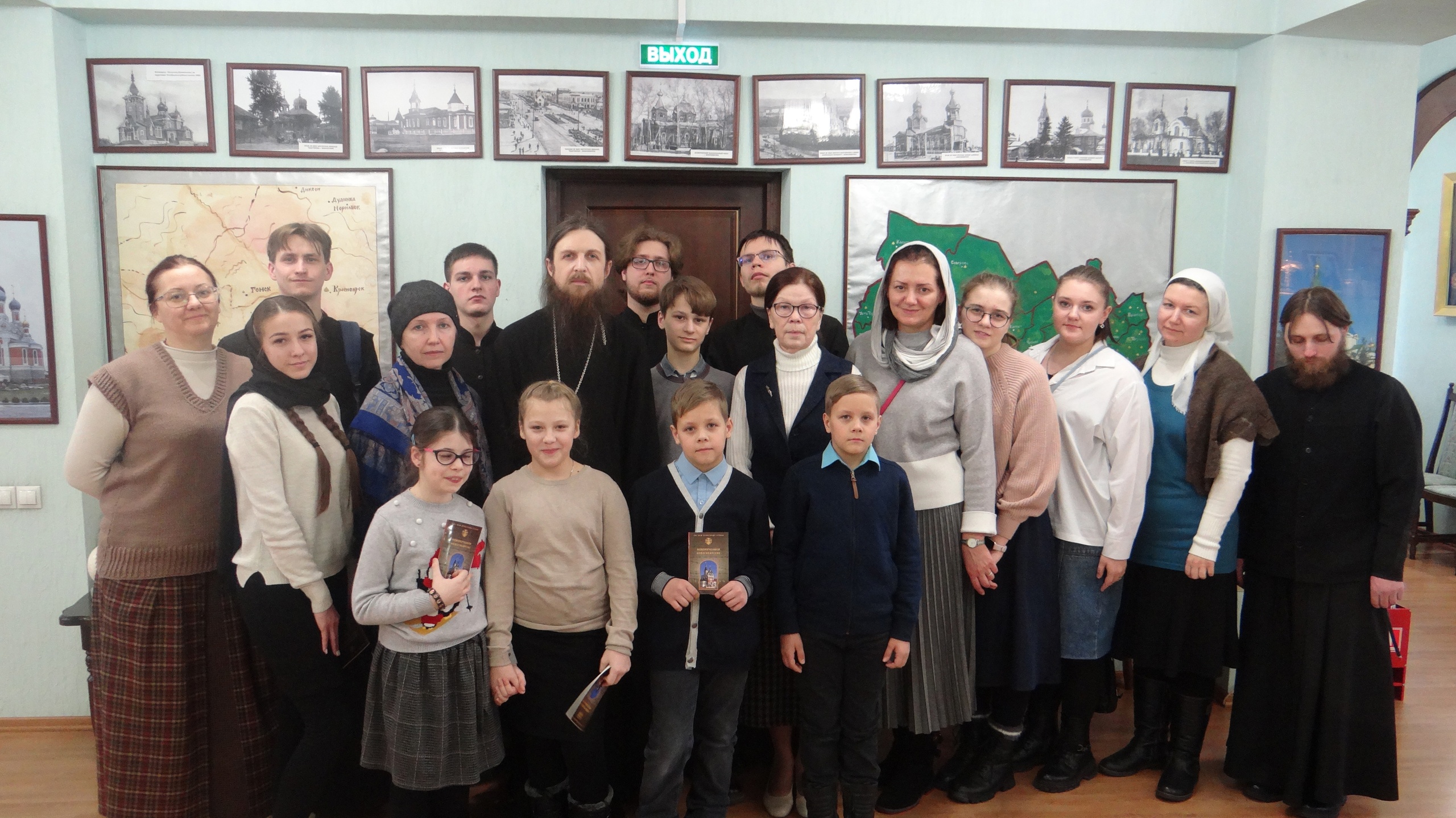 Семинаристы и учащиеся воскресной школы побывали на экскурсии в музее истории Новосибирской епархии