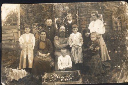 Священник Василий Никодимов со своей семьей в Кольчугино. 1917 год