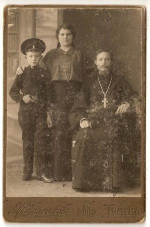 о.Василий с матушкой и сыном Петром во время учебы Петра в Томском духовном училище, 1915г.