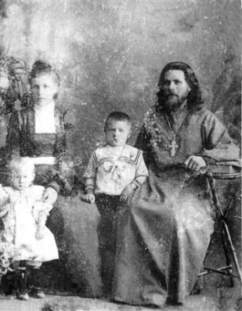 Священник Александр Васильев с семьей. Фото из личного архива автора.