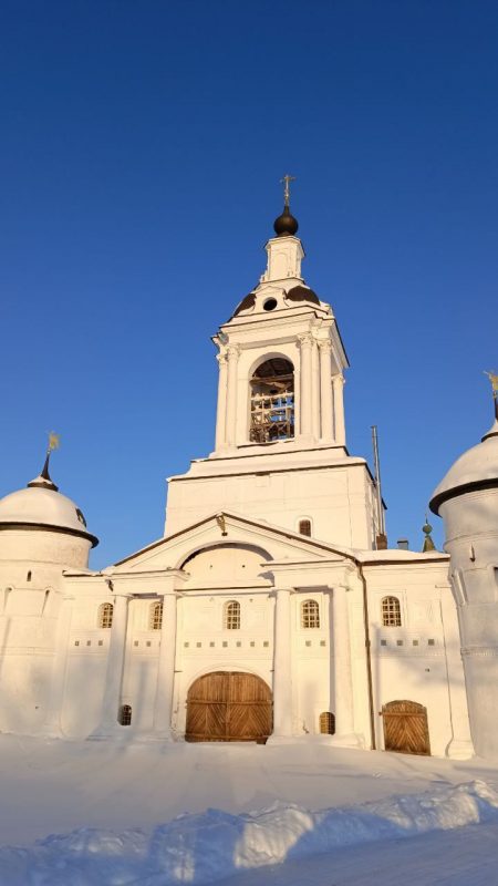 Никольская надвратная церковь Ансамбля Авраамиева монастыря (ОКН ФЗ). Фото автора