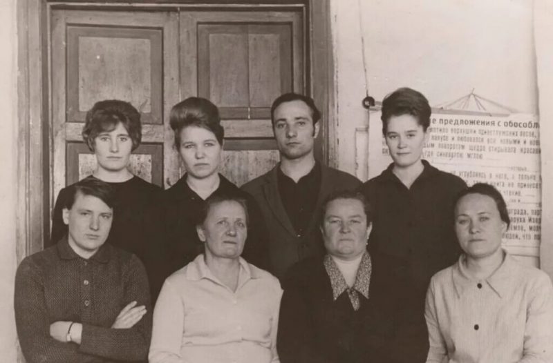 Педколллектив школы в с.Антошкино. 60-е гг. ХХв. Фото из архива Г.Томиловой Источник https://museumcomplexnso.ru/