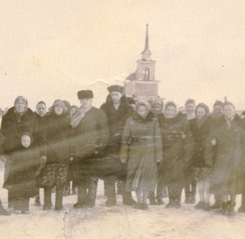Свадьба в с.Антошкино. На заднем фоне Церковь во имя Святого Архистратига Божия Михаила. 60-е гг. ХХв. Источник https://museumcomplexnso.ru/