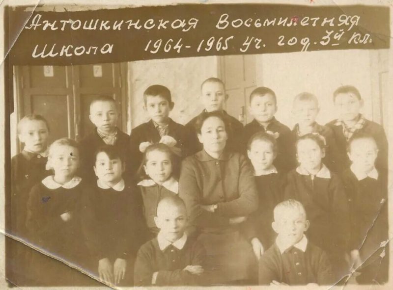 Учащиеся 3кл. Антошкинской восьмилетней школы. В центре – учительница начальных классов Семенова М.Г. 1964-1965гг. Фото из архива Г.Томиловой Источник https://museumcomplexnso.ru/