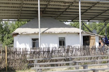 Экскурсия в Народный музей в Петропавловке. Рис 1